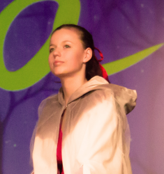 Pia als Lina auf der Theaterbühne